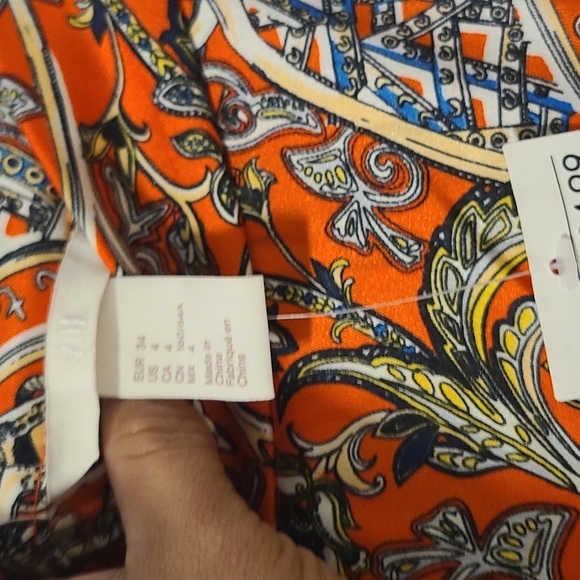 H&M skirt. Feels silky, almost like a handkerchief. Perfect for summer ☀️🕶️ - Picture 2 of 5